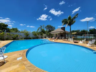 Foto de uma piscina externa com deck e vegetação em uma propriedade em Lajeado.