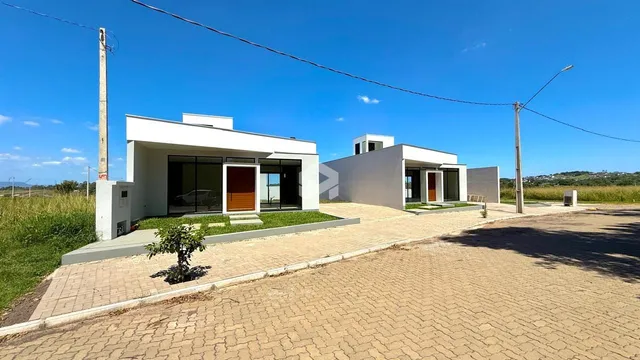 Fachada moderna de uma residência em Lajeado, Brasil, com paisagismo frontal.