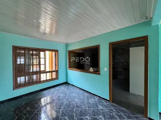 Ambiente interno de uma sala com piso de mármore escuro e paredes azul claro.