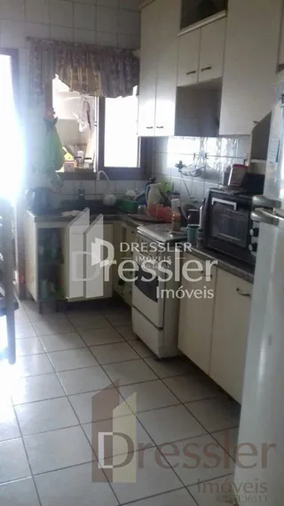 Foto de um interior com piso de cerâmica e armários em uma residência.