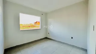 Ambiente interno de uma sala com piso de cerâmica e parede branca.
