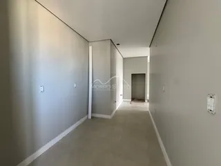Foto de um corredor interno de uma residência.