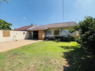 Fachada de uma residência em Lajeado, Brasil, com jardim gramado.