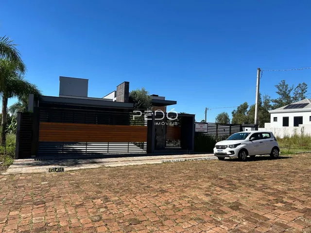 Vista externa de uma residência em Lajeado, Brasil, com portão e área pavimentada.
