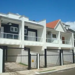 Fachada de uma casa residencial com muro e portão em Lajeado, Brasil.