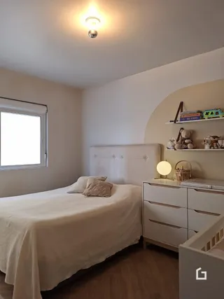 Quarto com cama e janela em um imóvel no Brasil.