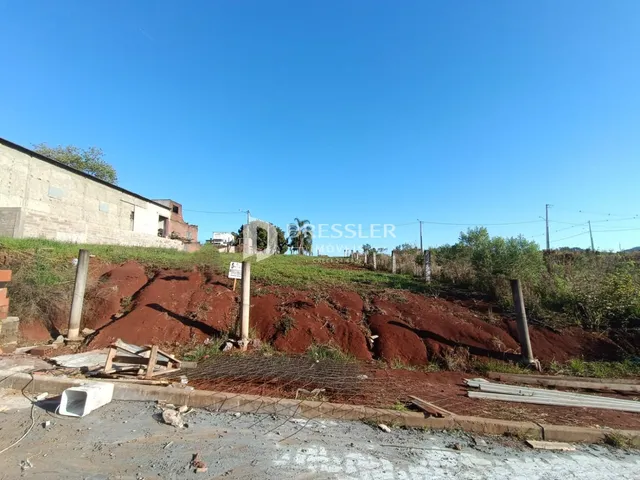 Vista da terra com declive e vegetação ao fundo