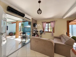 Sala de estar com porta de vidro abrindo para uma área externa.