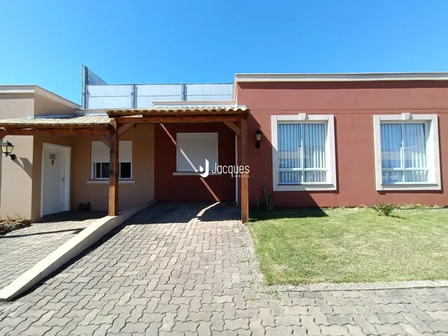 Fachada de uma residência em Lajeado, Brasil, com entrada coberta e jardim.