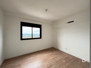 Sala de estar com vista para a paisagem urbana.