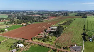 Vista aérea de uma propriedade rural com grandes áreas de campo e vegetação.