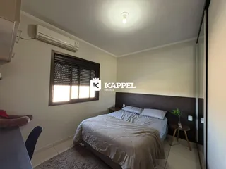 Quarto com cama de casal e ar-condicionado instalado.
