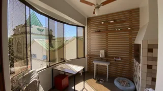 Vista da sala de estar com grandes janelas que oferecem uma vista externa.