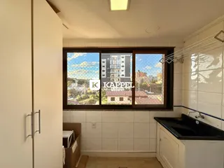 Vista da área de serviço com janela para a paisagem urbana.