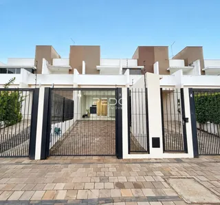 Fachada de uma residência em Lajeado, Brasil, com portão de ferro preto.