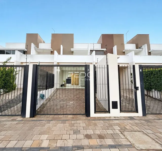 Fachada de uma residência em Lajeado, Brasil, com portão de ferro preto.