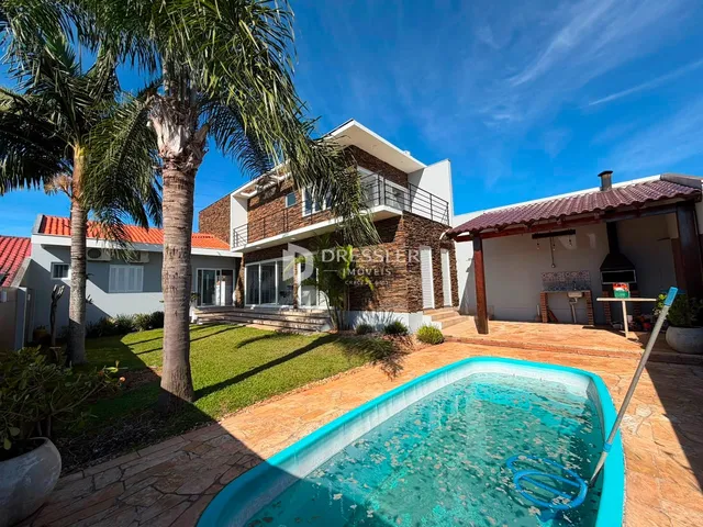 Fachada de casa com piscina e jardim em Lajeado, Brasil.