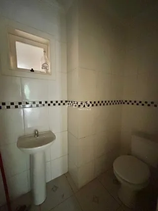 Foto de uma parte do banheiro de uma propriedade.