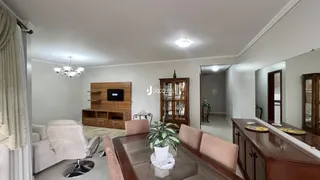 Sala de estar com móveis de madeira e espelho.