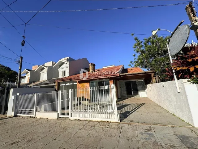 Fachada de uma residência em Lajeado, Brasil, com cerca e portão de ferro.