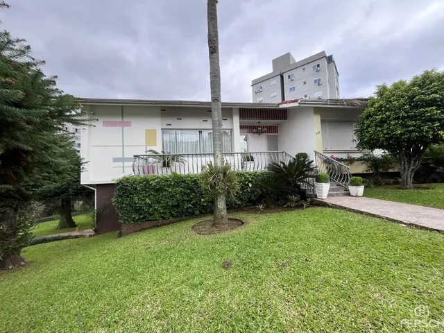 Fachada de um imóvel residencial com jardim frontal e varanda em Lajeado.