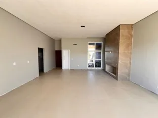 Vista interna de um ambiente amplo com piso claro.
