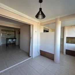 Foto de um interior com piso de cerâmica claro e teto de gesso.