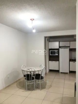 Foto de um ambiente interno com mesa e cadeiras de jantar.