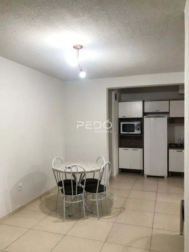 Foto de um ambiente interno com mesa e cadeiras de jantar.
