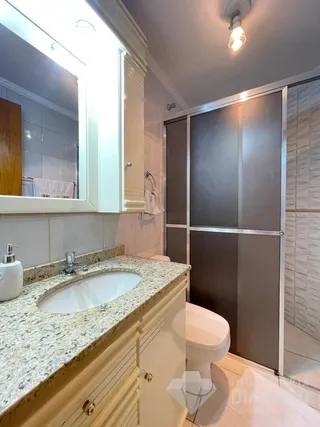 Foto de um banheiro com bancada e vaso sanitário em um imóvel.