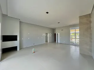 Interior de uma sala ampla e vazia em um imóvel em Lajeado.