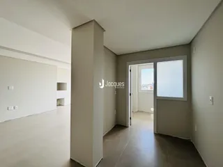 Vista de um corredor interno com uma porta de acesso a outra sala.