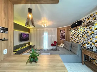 Sala de estar com sofá cinza e decoração geométrica na parede.
