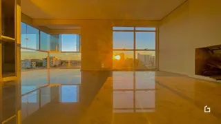 Ambiente interno com grandes janelas refletindo a luz do sol.