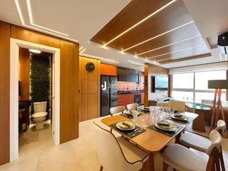 Ambiente de sala de jantar e cozinha em um apartamento no Brasil.