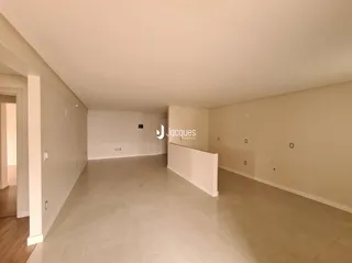 Vista interna de um corredor vazio em uma propriedade.