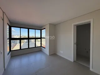 Sala com grande janela voltada para a vista da cidade.