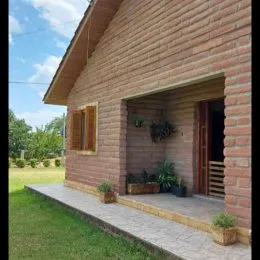 Fachada de uma casa com alvenaria de tijolos vermelhos em Lajeado.