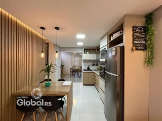 Vista interna de uma sala de estar com cozinha em um imóvel no Brasil.