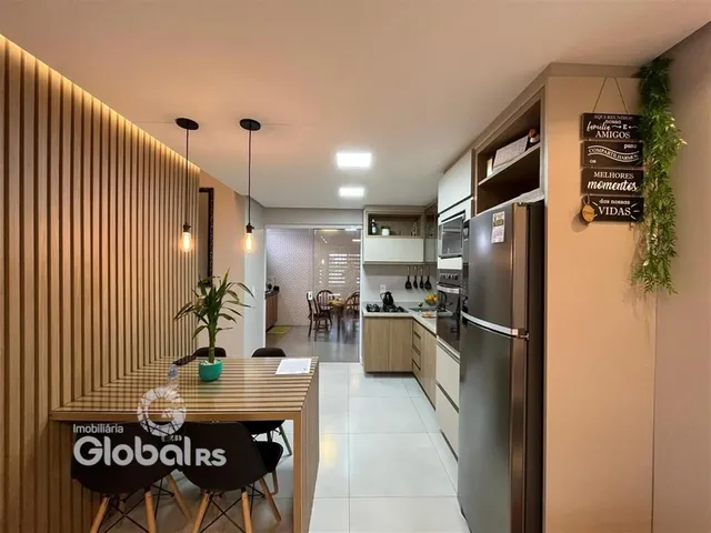 Vista interna de uma sala de estar com cozinha em um imóvel no Brasil.