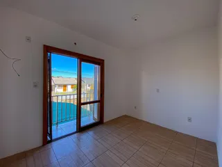 Vista da sala de estar com acesso a uma área externa com piscina.