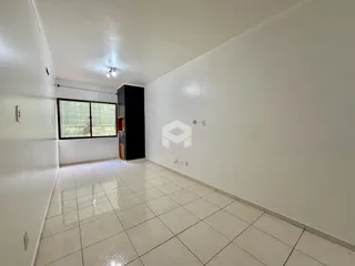 Corredor interno com piso de cerâmica claro e paredes brancas.