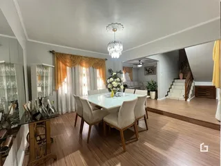 Foto de uma sala de jantar com mesa e cadeiras em um imóvel.