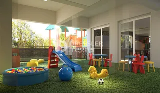 Área externa com gramado e equipamentos de lazer.