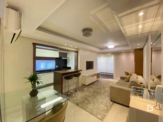 Sala de estar com piso claro e móveis de madeira.