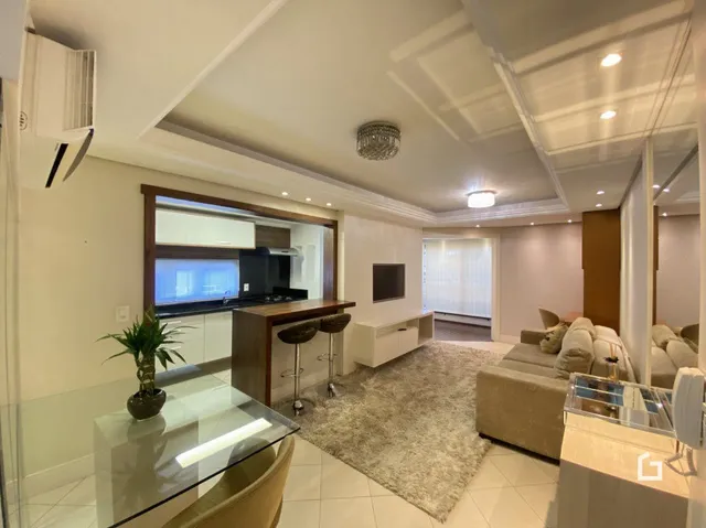 Sala de estar com piso claro e móveis de madeira.