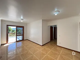 Sala de estar com piso de cerâmica clara e porta de vidro.