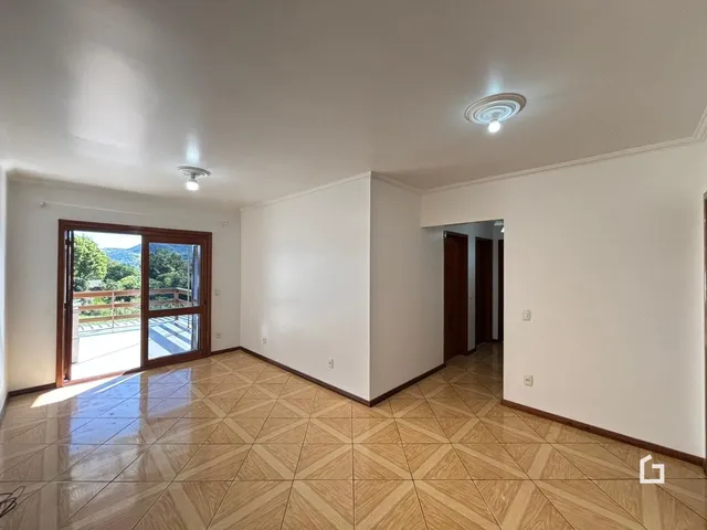 Sala de estar com piso de cerâmica clara e porta de vidro.