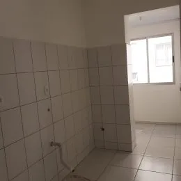 Parede interna com revestimento de azulejos brancos em um ambiente residencial.