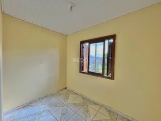 Foto de um cômodo interno com piso de cerâmica e janela.